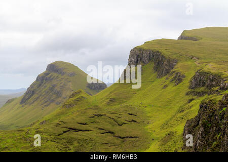 Die quiraing liegt im Norden der Insel Skye auf der Trotternish Ridge. Die Landschaft ist spektakulär und die Felsformationen sind nicht von dieser Welt Stockfoto