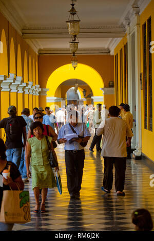 Menschen zu Fuß auf den Straßen von Lima Stockfoto