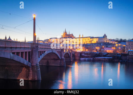 Prager Burgberg und Altstadt bei Nacht, Tschechische Republik Stockfoto