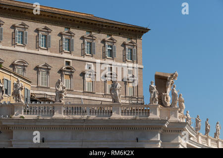 Ein Blick auf den Päpstlichen Apartments, Apostolischer Palast, Piazza San Pietro, St. Petersplatz im Vatikan, Rom, Italien Stockfoto