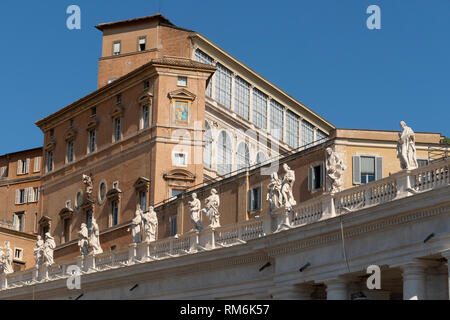 Ein Blick auf den Päpstlichen Apartments, Apostolischer Palast, Piazza San Pietro, St. Petersplatz im Vatikan, Rom, Italien Stockfoto