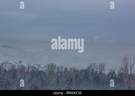 Verschmutzte Landschaft, Schornsteine über die Stadt durch Cloud von Smog Krakau Polen wachsenden Stockfoto