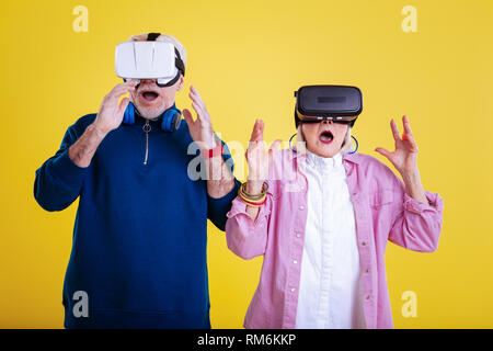 Rentner Gefühl beim Tragen von Virtual Reality aufgeregt Gläser Stockfoto