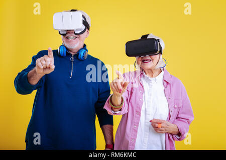 Rentner Gefühl unterhalten tragen VR-Brille zum ersten Mal Stockfoto