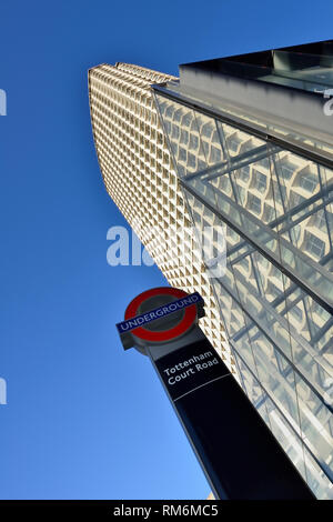 Mittelpunkt Gebäude und der Tottenham Court Road U-Bahnstation, Austausch von New Oxford Street und Tottenham Court Road, London, Vereinigtes Königreich Stockfoto