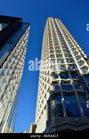 Mittelpunkt Gebäude und der Tottenham Court Road U-Bahnstation, Austausch von New Oxford Street und Tottenham Court Road, London, Vereinigtes Königreich Stockfoto