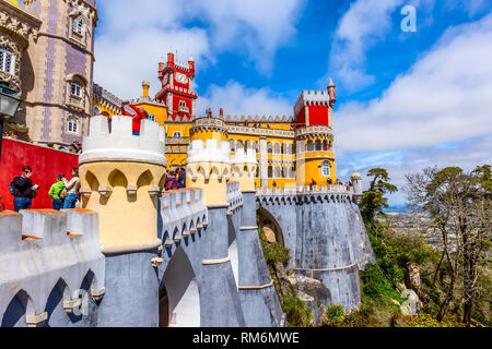 Sintra, Portugal - 28. März 2018: Die berühmten portugiesischen Wahrzeichen, Pena Palast oder Palacio da Pena und Menschen Stockfoto