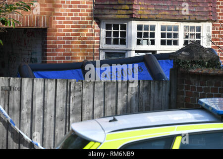 Polizei Tätigkeit außerhalb einer Adresse in Cowick Lane, Exeter, wo die Leichen von zwei Männern, 84 Jahre alt, wurden entdeckt, Dienstag Mittag. Stockfoto