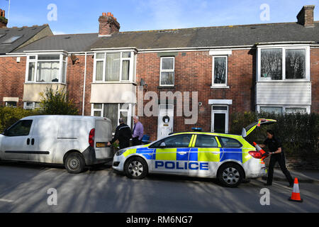 Polizei Tätigkeit außerhalb einer Adresse in Bonhay, Exeter, wo der Körper eines Mannes im Alter von 80 Jahren war Montag Nachmittag. Stockfoto