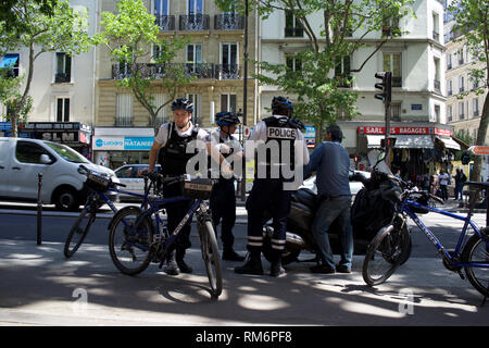 Montierte französische Polizeibeamte befragen Mann mit Motorrad, Boulevard Barbès, 75018, Paris, Frankreich Stockfoto