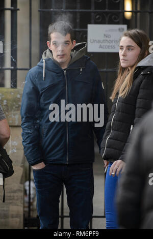 Toni McLachlan (rechts) Partner von Robert MacPhail (links), Vater von alesha MacPhail, außerhalb der Hohe Gerichtshof in Glasgow, wo eine 16-jährige vor Gericht steht für den Mord an den sechs Jahr alt. Stockfoto