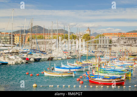 Hafen von Nizza an einem sonnigen Sommertag Stockfoto