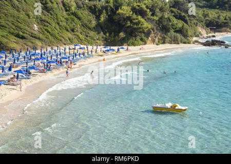 Ein Strand mit der Blauen Regenschirme - unscharfes Bild Stockfoto