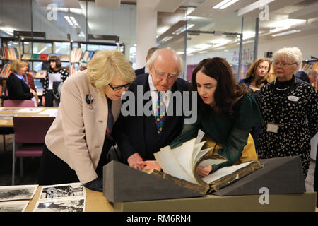 (Nach rechts) Sabina Coyne, irische Präsident Michael D Higgins und Liverpool Central Library's Erste Writer-in-Residence Catherine Morris anzeigen historische Datensätze archivieren in Irland und Emigration Verwandte Links, während der Präsident Besuch in Liverpool Central Library am dritten Tag eines offiziellen Besuchs in Großbritannien. Stockfoto