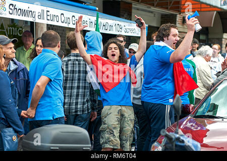 Vancouver, B.C., Kanada - 28. Juni 2012: Italienische Fußballfans clebrating der Sieg im Halbfinale der UEFA-Europameisterschaft 2012 Stockfoto