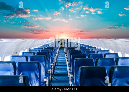 Mittelgang von einer leeren Passagierjet abgeschossen Stockfoto