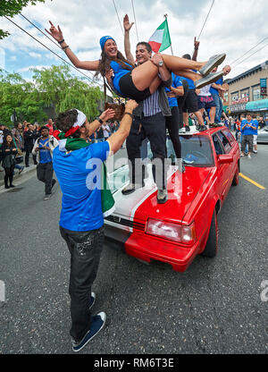 Vancouver, B.C., Kanada - 28. Juni 2012: Italienische Fußballfans clebrating der Sieg im Halbfinale der UEFA-Europameisterschaft 2012 Stockfoto