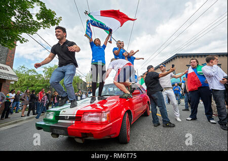 Vancouver, B.C., Kanada - 28. Juni 2012: Italienische Fußballfans clebrating der Sieg im Halbfinale der UEFA-Europameisterschaft 2012 Stockfoto