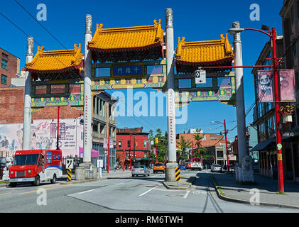 Vancouver, B.C., Kanada - Juli 6, 2012: Millennium Gate auf Pender Street in Chinatown, Vancouver, Kanada Stockfoto