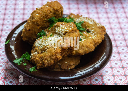 Platte der Ägyptischen felafel (frittierte Kichererbsen Kugeln). Stockfoto