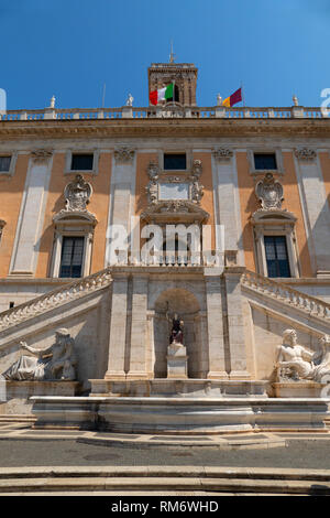 Piazza del Campidoglio, oben auf dem Kapitol, mit der Fassade des Palazzo Senatorenpalast, Rom, Italien Stockfoto