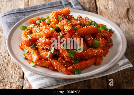 Honig Chili Kartoffeln ist ein Indo-Teller wo frittierte Kartoffel Finger in Honig und Chili Sauce close-up auf einem Teller auf den Tisch geworfen werden. h Stockfoto