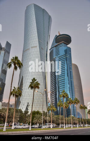 Doha, Katar - 4. November 2016. Blick auf die Straße entlang der Uferpromenade Corniche in Doha, mit World Trade Center und Al Bidda Turm Wolkenkratzer und Autos. Stockfoto