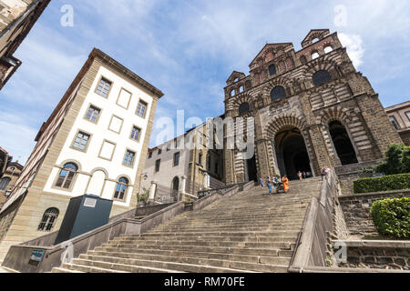 Le Puy-en-Velay, Frankreich. Die Kathedrale Notre-Dame-de-l'Annonciation (Kathedrale Unserer Lieben Frau von der Verkündigung), eine Römisch-katholische Kirche in der Auvergne Stockfoto