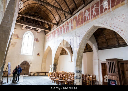 Plouha, Frankreich. Die Chapelle de Kermaria-an-Iskuit, eine Kapelle in der Bretagne (Bretagne) mit berühmten Danse Macabre (totentanz) Fresken Stockfoto