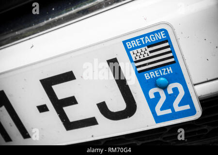 Rennes, Frankreich. Vordere Auto Schild an einem französischen Auto mit der Fahne Bretagne (Bretagne) Stockfoto