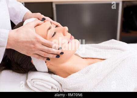 Kosmetiker geben Handbuch Gesichtsmassage zu Frau an Beauty Salon Stockfoto