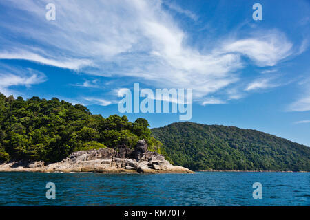 Die felsige Küste von Ko Surin thailändischen Insel in Mu Ko Surin Nationalpark - THAILAND Stockfoto