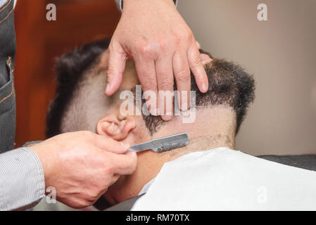 Stattlicher Mann mit einem mit Vintage razor am Friseursalon Rasur. Stockfoto