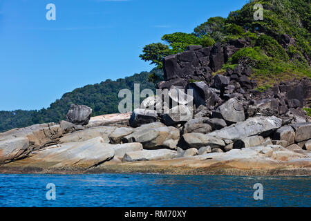 Die felsige Küste von Ko Surin thailändischen Insel in Mu Ko Surin Nationalpark - THAILAND Stockfoto