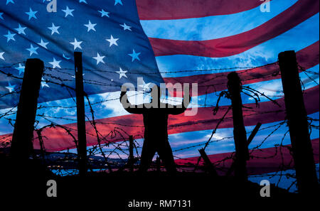 Mann durch Stacheldraht / Stacheldraht zaun mit USA Sternenbanner Flagge im Hintergrund. Einwanderung, Grenzzaun, Mexikanischen Grenze... Konzept Stockfoto