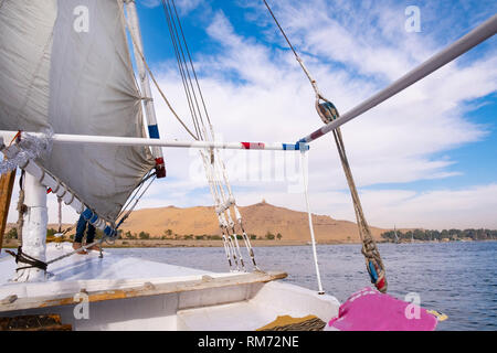 Assuan, Ägypten, Februar 2019. Gräber der Adligen an den Ufern des Nils, wie aus einer Feluke. Stockfoto