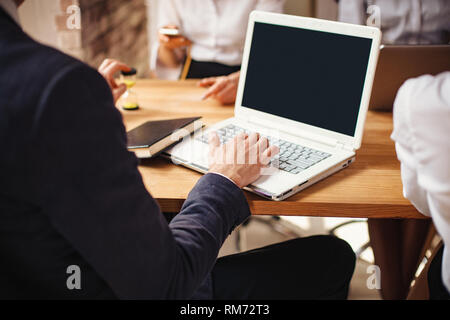 Nahaufnahme der Hände des Menschen Arbeiten am Laptop Stockfoto