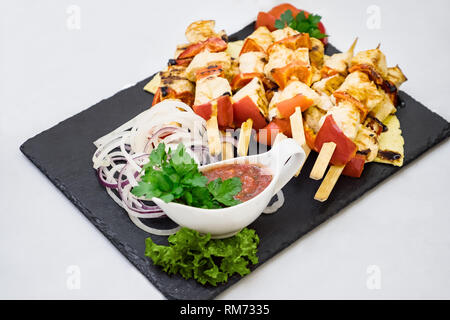 Verschiedene köstliche gegrillte Fleisch mit Gemüse über den Kohlen auf einem Grill, selektiven Fokus Stockfoto