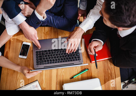 Ein Team von Geschäftsleuten erörtert Finanzierung Stockfoto