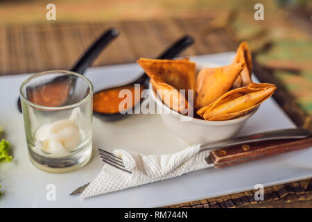 Lebensstil essen. Die Schale besteht aus Salat, Samosa und mehrere Arten von Soßen Stockfoto