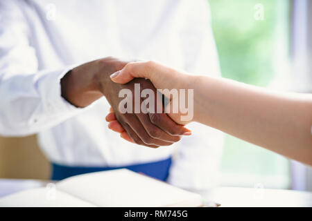 Zwei Unternehmerinnen sind die Hände schütteln. Close Up. Stockfoto
