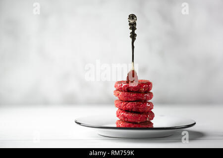 Pyramide von heesecakes mit Honig - russische traditionelle Frühstück. Essen consept. Mit Kuchen auf weißem Hintergrund Platte, Copyspace für Text und de Stockfoto