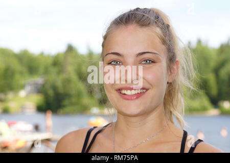 Portrait von schöne, junge blonde Frau mit atemberaubenden Augen outdoor Stockfoto