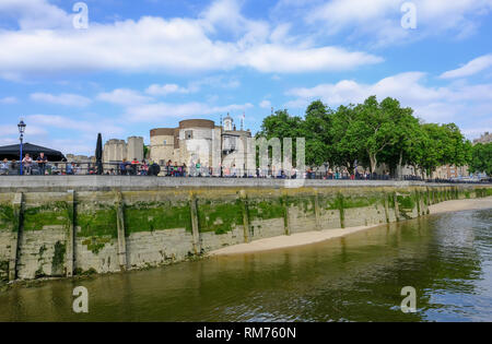 Tower of London, London, Großbritannien - 8 Juni, 2018: Blick auf den Tower von London von der Themse auf einem hellen, sonnigen Sommernachmittag. Stockfoto