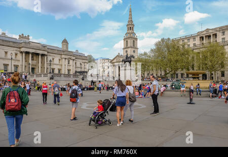 Trafalgar Square, London, England, Großbritannien - 22 April, 2018: Blick auf den Trafalgar Square mit vielen Touristen und Besucher mit Blick auf die Nationalen P Stockfoto