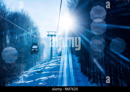 SZYNDZIELNIA, Polen - Februar 5, 2019: Seilbahn auf Szyndzielnia in Beskiden polnischen Berge im Winter. Stockfoto