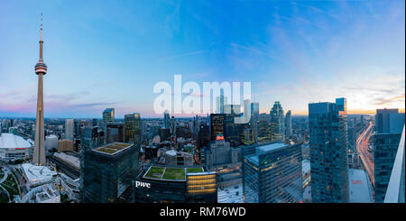 Toronto, 29.September: Antenne dawn Aussicht auf die Downtown cityscapecityscape mit CN Tower am 29.Sep, 2018 in Toronto, Kanada Stockfoto