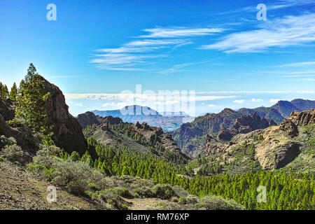 Gran Canaria Insel Berge Landschaft, Blick vom Peak Roque Nublo Mount Teide auf Teneriffa Stockfoto