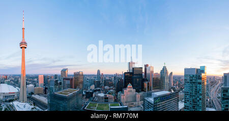 Toronto, 29.September: Antenne dawn Aussicht auf die Downtown cityscapecityscape mit CN Tower am 29.Sep, 2018 in Toronto, Kanada Stockfoto