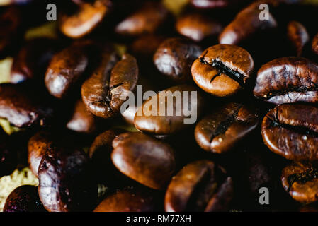 Detail von gerösteten Kaffeebohnen, in Kolumbien produziert. Stockfoto